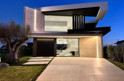 Casa com 05 suítes, mobiliada e decorada no condomínio sense.