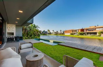 Casa com 05 suítes, mobiliada e decorada no condomínio sense.