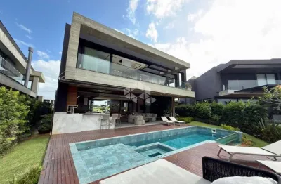 Casa com 05 suítes, mobiliada e decorada no condomínio sense.