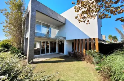 Casa de esquina com 5 suítes no condomínio la plage em xangri-lá