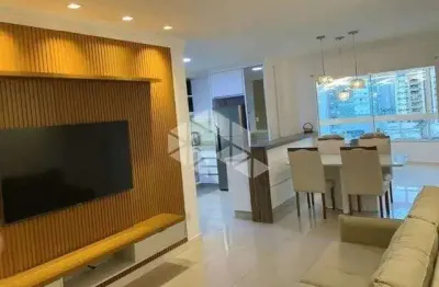 Apartamento mobiliado com 3 quartos, 2 banheiros, vaga de garagem dupla, 108 m² em balneário camboriú