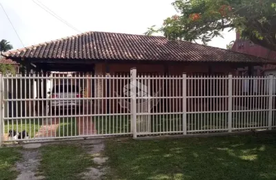 Casa com 3 quartos, 1 suíte, 1 banheiro, garagem para 2 carros. praia da armação em penha- sc.