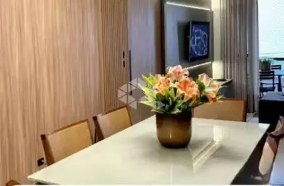 Apartamento com 2 dormitórios sendo 1 suíte, com 1 vaga de garagem a 40m mar