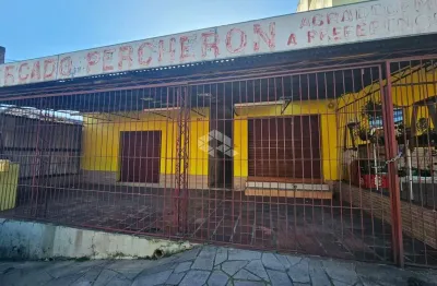 Loja e casa comercial localizada na rua orfanatrófio.