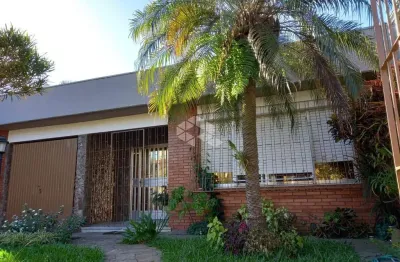 Casa de 150 m², 3 dormitórios, sala de estar e jantar, cozinha, área de serviço.