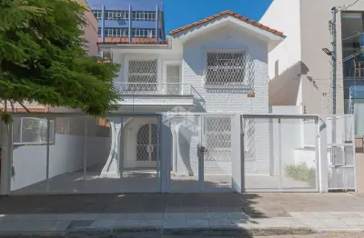 Casa residencial ou comercial de 2 pisos com 448 m².