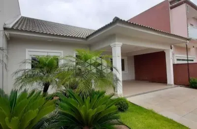 Casa de 130 m², 2 dormitórios sendo 1 suíte, 2 vagas de garagem lado a lado.
