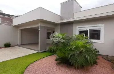Casa de 130 m², 3 dormitórios sendo 1 suíte, 2 vagas de garagem, sala de estar.