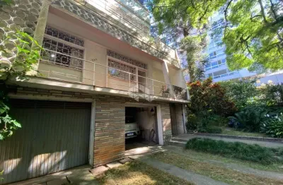 Casa 05 dormitórios, 04 vagas, com 301m² no bairro petrópolis porto alegre.