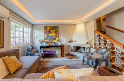 Casa em condomínio com 169 m², 3 dormitórios sendo 1 suíte com closet.
