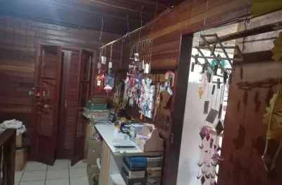 Lindo  chale de madeira bem localizada no bairro tristeza com 3 dormitorios 2 banheiro ,