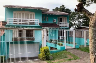 Casa com 4 dormitórios com suites, sala com três ambientes, estar, intima com lareira e jantar
