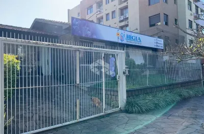 Ampla casa comercial com 5 dormitórios, recepção, sala com 2 ambientes.