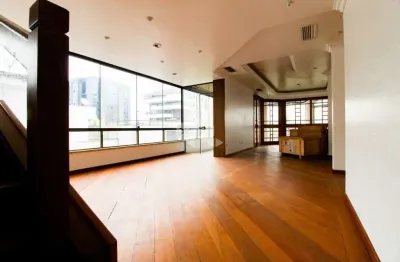 Cobertura de 381 m², 3 dormitórios sendo 1 suíte e 3 vagas de garagem.