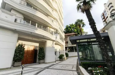Apartamento à venda no bairro Moinhos de Vento, com 271 m² privativos, 3 suítes e 3 vagas de garagem.