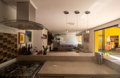 Duas Casas no em amplo terreno. Uma com 3 dormitorios e outra com 2 dormitórios perttinhos da Wenceslau Escobar