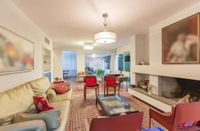 Apartamento Com 228m² privativos, 3 dormitórios sendo 1 suíte e 3 vagas de garagem.