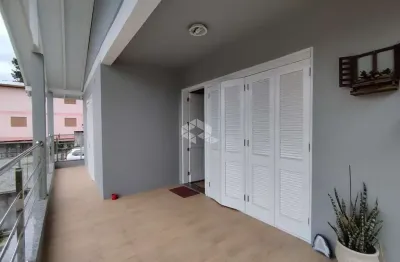 Casa em amplo terreno com  3 dormitórios, sendo 1 suite e 2 vagas de garagem