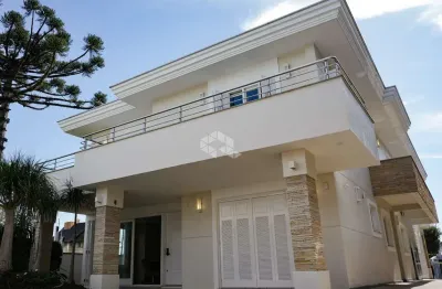 Casa de alto padrão mobiliada,  com 5 suítes, salão de festas, pergolado e uma linda área externa.