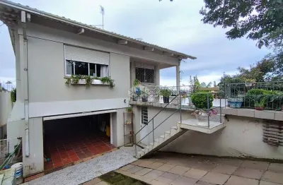 Vende-se uma bela casa 3 dormitórios com ótima localização
