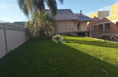 Casa com 3 dormitórios,   piscina e amplo pátio com gramado.