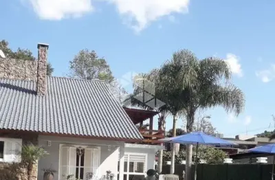 Casa de alto padrão 378 m², totalmente cercada, com piscina e jardim, localizada em morro reuter