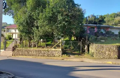 Casa com terreno espaçoso em área rural, totalmente cercada, oferecendo muita privacidade e contato com a natureza.