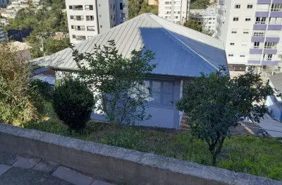 Casa em alvenaria, passível de financiamento a 5 minutos do centro.