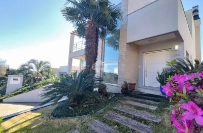 Casa em condomínio fechado de 3 dormitórios, sendo 1 suíte e 2 vagas