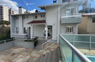 Casa com piscina,  semi mobiliada, 3 dormitórios/quartos sendo 1 suíte com 2 vagas