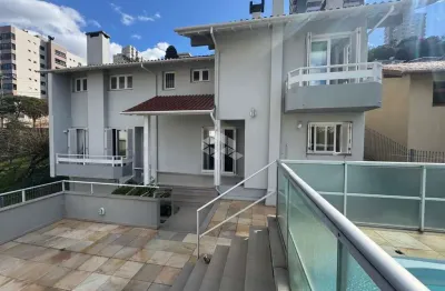 Casa com piscina,  semi mobiliada, 3 dormitórios/quartos sendo 1 suíte com 2 vagas
