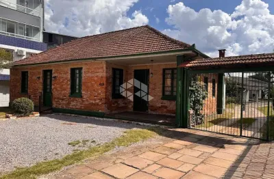 Amplo terreno de aproximadamente 7.000 m² com 2 casas de alvenaria com piscina