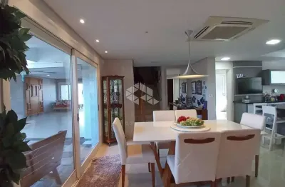 Exclusividade e sofisticação em 2 pavimentos: piscina aquecida,  garagem para 2 vagas com cozinha adicional e uma moderna churrasqueira rotativa.