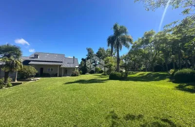 Casa em condômino alto padrão com 420.00 m² de área construída.