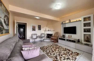 Casa semi mobiliada com 4 dormitórios/quartos sendo 1 suíte com 2 vagas