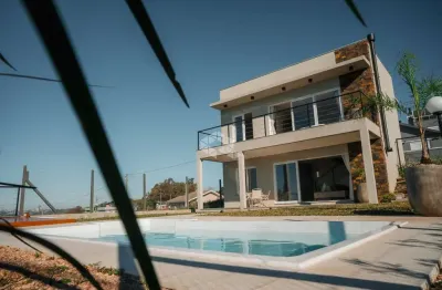 Casa mobiliada com 2 suítes, piscina com spa aquecida e linda vista para o vale.