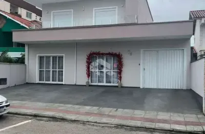 Casa com 3 quartos/dormitórios no bairro Pagani, em Palhoça - SC