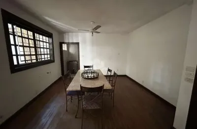 Casa comercial , com uma ampla área no bairro santana em porto alegre