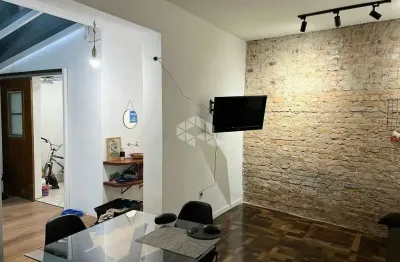 Apartamento térreo com 2 dormitórios e pátio privativo no centro histórico - 18,50 m² de área externa!