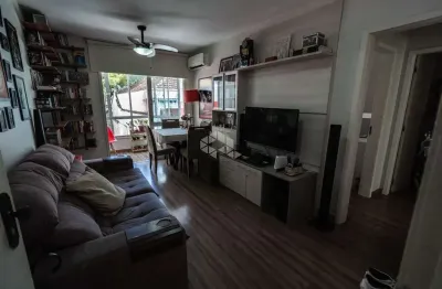 Apartamento reformado de 1 dormitório, 56 m², sacada fechada, no bairro bom fim, porto alegre