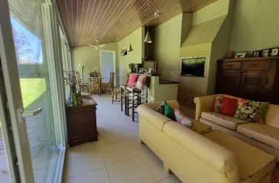 Casa com vista deslumbrante de 2 dormitórios, suíte, espaço gourmet, placa solar no bairro Partenon em Porto Alegre/RS.