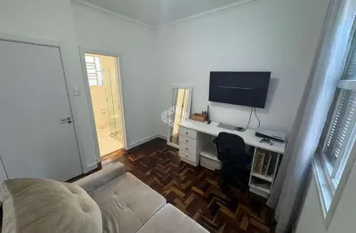Apartamento de 2 dormitórios com suíte na Rua Felipe Camarão no bairro Bom Fim