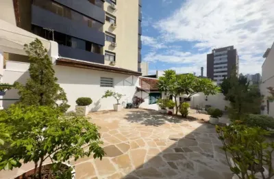 Casa no Petrópolis  3 dormitórios (1 suíte), lareira e amplo terreno de 435 m²