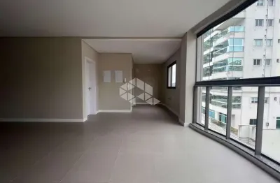 Apartamento mobiliado com três quartos em meia praia itapema sc