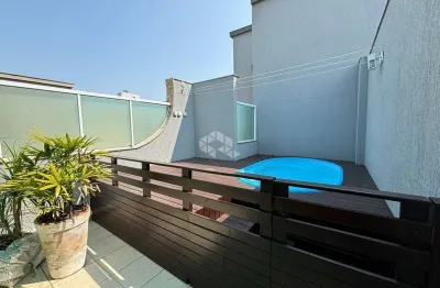Cobertura duplex mobiliada com vista parcial do mar