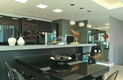 Apartamento de luxo mobiliado com quatro quartos na meia praia em itapema sc