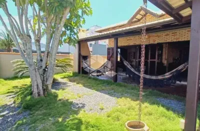 Casa com três quartos a 70 metros do mar de zimbros em bombinhas sc.