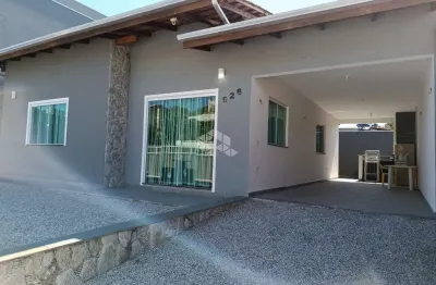 Casa térrea com três dormitórios, sendo uma suíte em bomba - bombinhas - sc