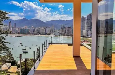 Casa de alto padrao com vista mar no canto da praia em itapema sc