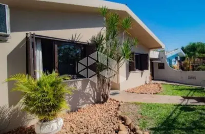 Casa com 4 dormitorios, 2 suites, 4 banheiros, garagem para 3 veiculos, piscina, no bairro duque de caxias em santa maria - rs